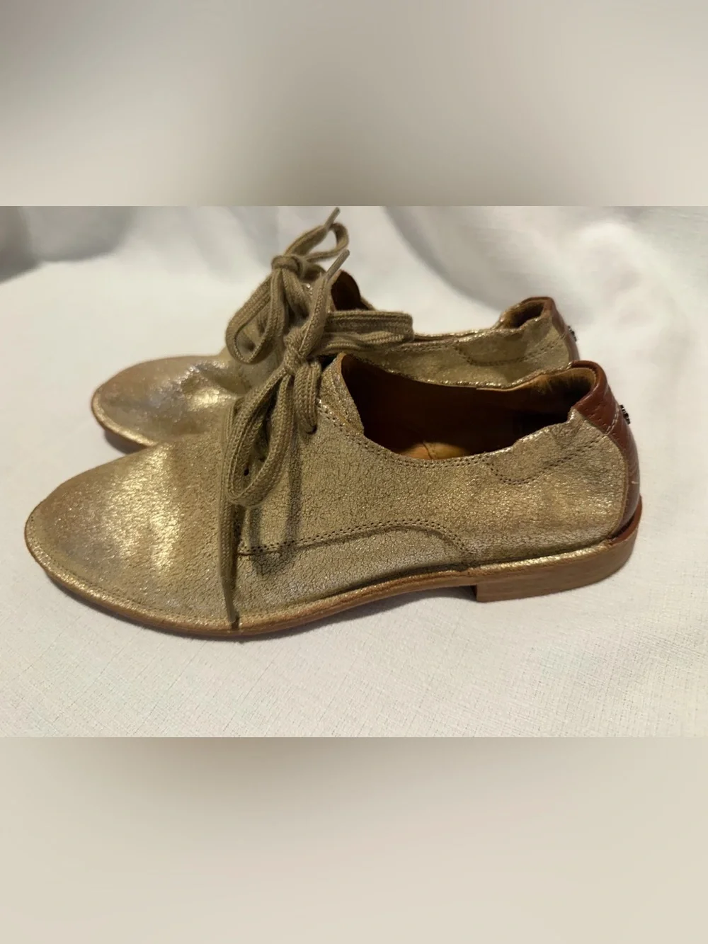 Trask women’s Oxford sz9 Metallic Tan Chukka laced shoes luxury formal neutral‎